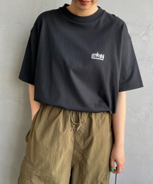 Manhattan Portage（マンハッタンポーテージ）の「[MANHATTAN PORTAGE/マンハッタンポーテージ] スカイラインワンポイントロゴ ショートスリーブTシャツ（Tシャツ/カットソー・レディース・ブラック/ホワイト・M/L）」の2枚目の写真