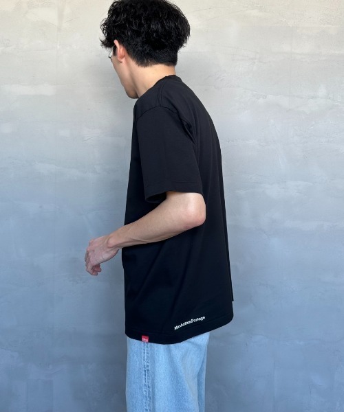 Manhattan Portage（マンハッタンポーテージ）の「[MANHATTAN PORTAGE/マンハッタンポーテージ] スカイラインワンポイントロゴ ショートスリーブTシャツ（Tシャツ/カットソー・レディース・ブラック/ホワイト・M/L）」の5枚目の写真