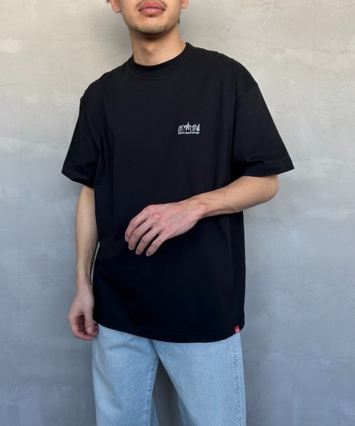 Manhattan Portage（マンハッタンポーテージ）の「[MANHATTAN PORTAGE/マンハッタンポーテージ] スカイラインワンポイントロゴ ショートスリーブTシャツ（Tシャツ/カットソー・レディース・ブラック/ホワイト・M/L）」の7枚目の写真