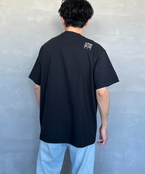 Manhattan Portage（マンハッタンポーテージ）の「[MANHATTAN PORTAGE/マンハッタンポーテージ] スカイラインワンポイントロゴ ショートスリーブTシャツ（Tシャツ/カットソー・レディース・ブラック/ホワイト・M/L）」の9枚目の写真