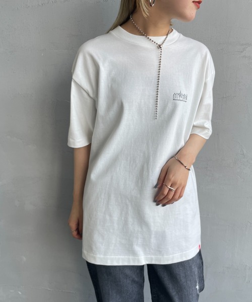 Manhattan Portage（マンハッタンポーテージ）の「[MANHATTAN PORTAGE/マンハッタンポーテージ] スカイラインワンポイントロゴ ショートスリーブTシャツ（Tシャツ/カットソー・レディース・ブラック/ホワイト・M/L）」の17枚目の写真