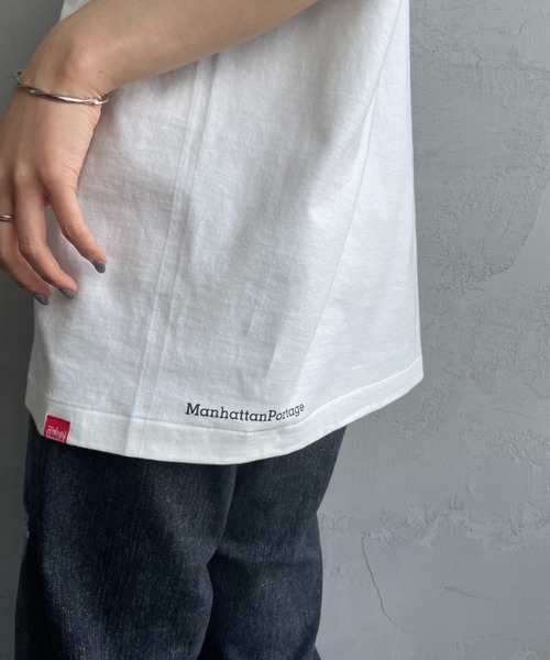 Manhattan Portage（マンハッタンポーテージ）の「[MANHATTAN PORTAGE/マンハッタンポーテージ] スカイラインワンポイントロゴ ショートスリーブTシャツ（Tシャツ/カットソー・レディース・ブラック/ホワイト・M/L）」の22枚目の写真