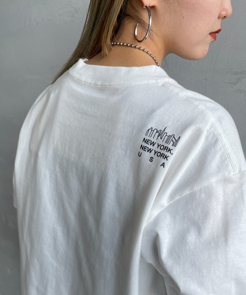 Manhattan Portage（マンハッタンポーテージ）の「[MANHATTAN PORTAGE/マンハッタンポーテージ] スカイラインワンポイントロゴ ショートスリーブTシャツ（Tシャツ/カットソー・レディース・ブラック/ホワイト・M/L）」の21枚目の写真