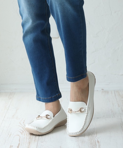 DEMETER(デメテル)の「超軽量 ソフトレザー ゴールドビット ドライビングシューズ(モカシン/デッキシューズ・レディース・ベージュ系その他/ブラック/グレー系その他/ブラック系その他/ネイビー系/ホワイト系その他/ホワイト/ネイビー/ベージュ/グレー・S/M/L/LL)」の2枚目の写真