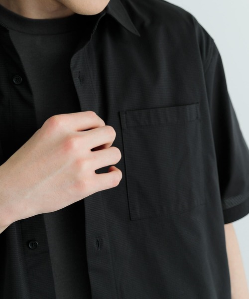 ITEMS URBANRESEARCH（アイテムズ アーバンリサーチ）の「『セットアップ対応』吸水速乾 ドットメッシュ 半袖シャツ（シャツ/ブラウス・メンズ・ブラック/カーキ/ブラウン系その他・MEDIUM/LARGE）」の11枚目の写真