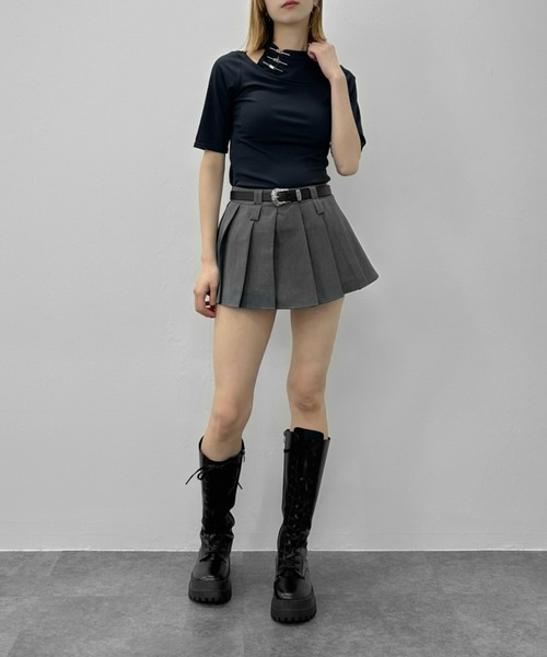jiasecond.(ジアセカンド)の「【jiasecond.】チャイナピンデザインカットトップス / トップス カットソー リブ カットアウト クロップド ショート レイヤード風 チャイナ ブラック グレー(Tシャツ/カットソー・レディース・グレー/ブラック・FREE)」の5枚目の写真