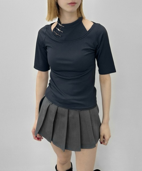 jiasecond.(ジアセカンド)の「【jiasecond.】チャイナピンデザインカットトップス / トップス カットソー リブ カットアウト クロップド ショート レイヤード風 チャイナ ブラック グレー(Tシャツ/カットソー・レディース・グレー/ブラック・FREE)」の12枚目の写真