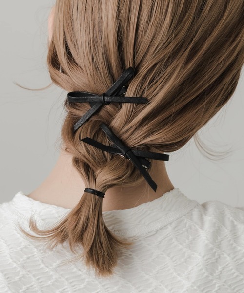 SMELLY（スメリー）の「フェイクレザーリボン2セットピン（ヘアピン・レディース・シルバー/ブラック・-）」の2枚目の写真