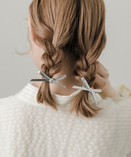 SMELLY（スメリー）の「フェイクレザーリボン2セットピン（ヘアピン・レディース・シルバー/ブラック・-）」の4枚目の写真