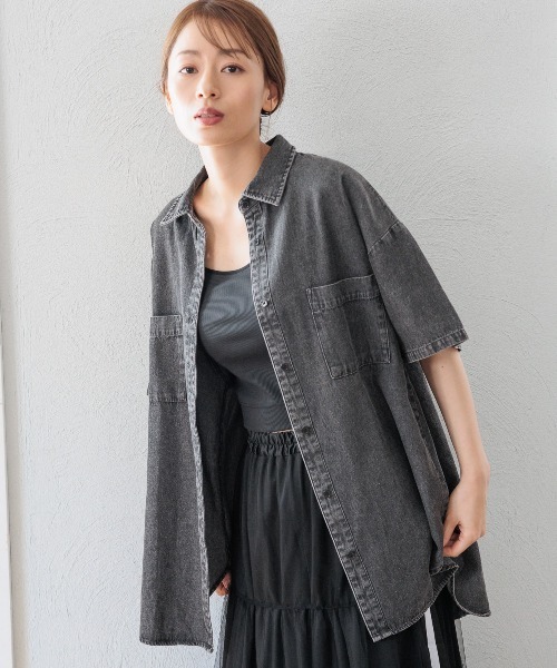 LAKOLE（ラコレ）の「ケミカルウォッシュシャツ半袖 / 128640（シャツ/ブラウス・レディース・ライトブルー/ブラック/ブルー・FREE）」の2枚目の写真