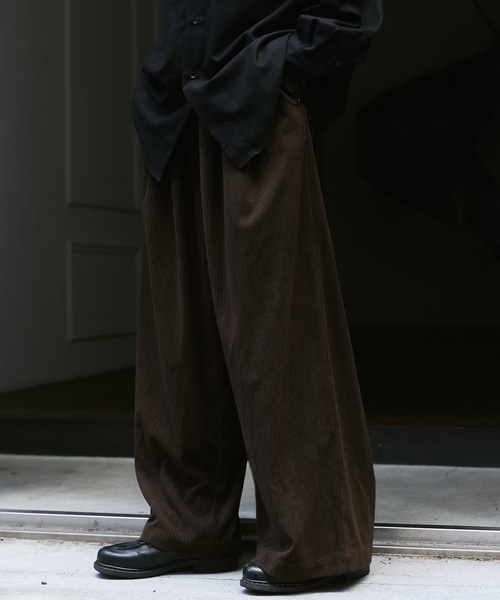 remer(リメール)の「loose drape corduroy wide PT / ルーズドレープコーデュロイワイドパンツ(その他パンツ・メンズ・ブルー/ブラウン/グレイッシュベージュ/ブラック・LARGE/MEDIUM/SMALL/X-SMALL)」の2枚目の写真