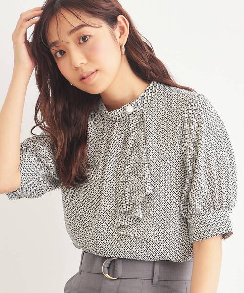 index（インデックス）の「◆アシメボウタイブラウス【洗濯機洗い可/イージーアイロン】（シャツ/ブラウス・レディース・ナチュラル/ホワイト系3/ネイビー・40/38/42/36）」の2枚目の写真