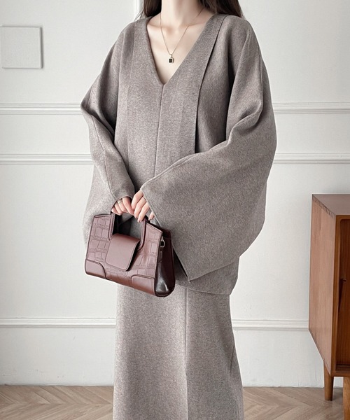 ABITOKYO(アビトーキョー)の「フレアスリーブVネックニットプルオーバーセットアップ(セットアップ・レディース・ブラウン/ベージュ/チャコールグレー・L/M)」の12枚目の写真