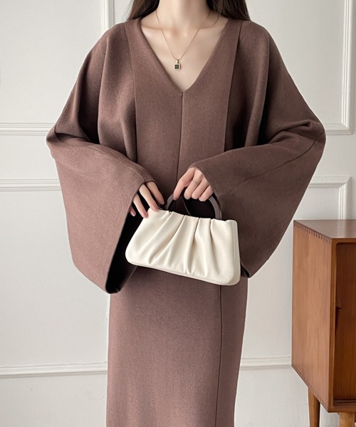 ABITOKYO(アビトーキョー)の「フレアスリーブVネックニットプルオーバーセットアップ(セットアップ・レディース・ブラウン/ベージュ/チャコールグレー・L/M)」の4枚目の写真