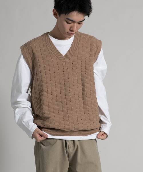 aimoha（アイモハ）の「【aimoha neo】 Textured V-Neck Knit Vest（ベスト・メンズ・ダークグレー/ベージュ/ホワイト/ブラック・MEDIUM/LARGE/X-LARGE/XX-LARGE/XXX-LARGE）」の4枚目の写真