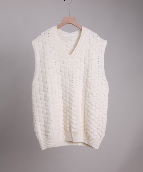 aimoha（アイモハ）の「【aimoha neo】 Textured V-Neck Knit Vest（ベスト・メンズ・ダークグレー/ベージュ/ホワイト/ブラック・MEDIUM/LARGE/X-LARGE/XX-LARGE/XXX-LARGE）」の2枚目の写真