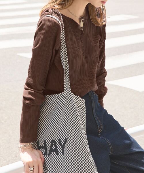 KOBE LETTUCE（コウベレタス）の「ヘンリーネックリブロンT（Tシャツ/カットソー・レディース・ブラウン/グレー/アイボリー/スミクロ/ピンク/ネイビー/グレイッシュベージュ/チャコール/ブルー/チョコ/カーキ/レッド・M）」の6枚目の写真