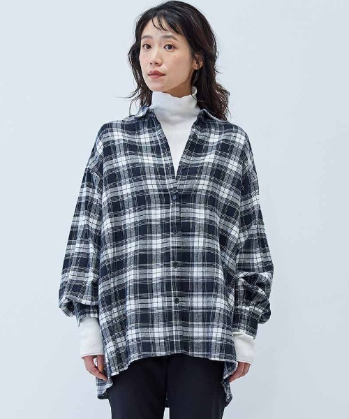 Live in comfort(リブインコンフォート)の「リブ イン コンフォート 今っぽいゆるっと感がおしゃれな オーバーサイズシャツ(シャツ/ブラウス・レディース・ベージュ/ブラック×ホワイト/ブルー・S/M/L/LL/4L/3L)」の2枚目の写真