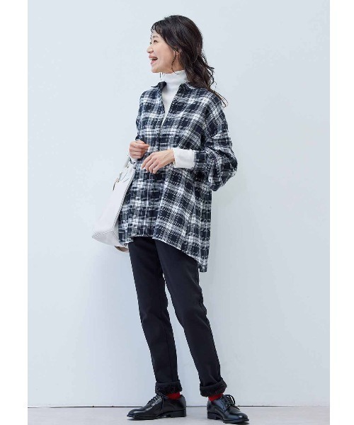 Live in comfort(リブインコンフォート)の「リブ イン コンフォート 今っぽいゆるっと感がおしゃれな オーバーサイズシャツ(シャツ/ブラウス・レディース・ベージュ/ブラック×ホワイト/ブルー・S/M/L/LL/4L/3L)」の4枚目の写真