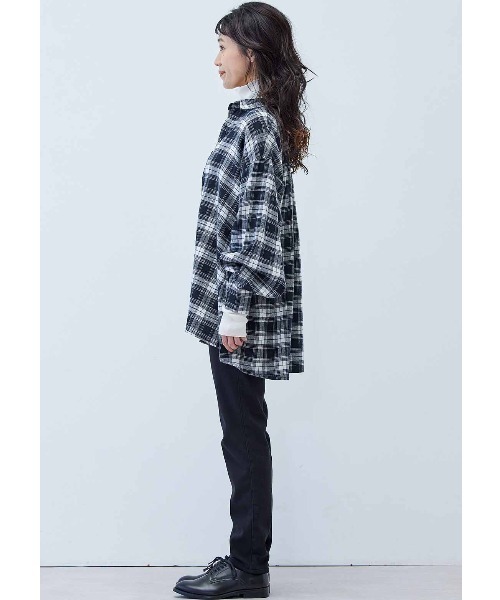 Live in comfort(リブインコンフォート)の「リブ イン コンフォート 今っぽいゆるっと感がおしゃれな オーバーサイズシャツ(シャツ/ブラウス・レディース・ベージュ/ブラック×ホワイト/ブルー・S/M/L/LL/4L/3L)」の5枚目の写真