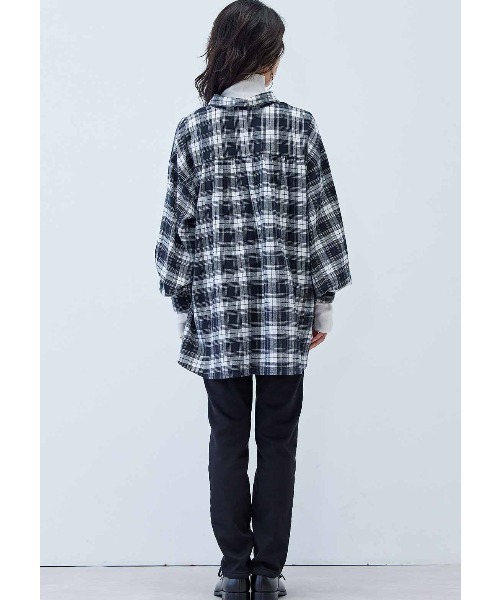 Live in comfort(リブインコンフォート)の「リブ イン コンフォート 今っぽいゆるっと感がおしゃれな オーバーサイズシャツ(シャツ/ブラウス・レディース・ベージュ/ブラック×ホワイト/ブルー・S/M/L/LL/4L/3L)」の6枚目の写真