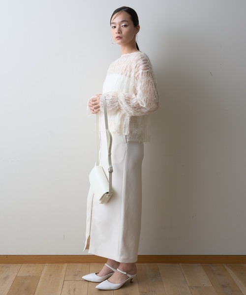 EMMA ROUGE VIF(エマルージュヴィフ)の「【一部店舗限定】フェザーチュールブラウス(シャツ/ブラウス・レディース・アイボリー/ブラック・フリー)」の4枚目の写真