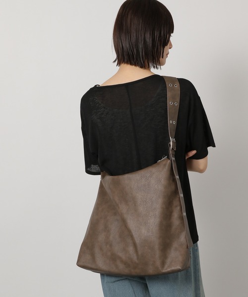 LAKOLE(ラコレ)の「ソフトハトメショルダーバッグ / 321083(ショルダーバッグ・レディース・オフホワイト/ブラック/ブラウン/ライトブラウン/キャメル・FREE)」の3枚目の写真