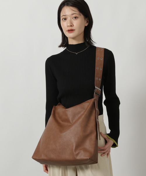 LAKOLE(ラコレ)の「ソフトハトメショルダーバッグ / 321083(ショルダーバッグ・レディース・オフホワイト/ブラック/ブラウン/ライトブラウン/キャメル・FREE)」の4枚目の写真