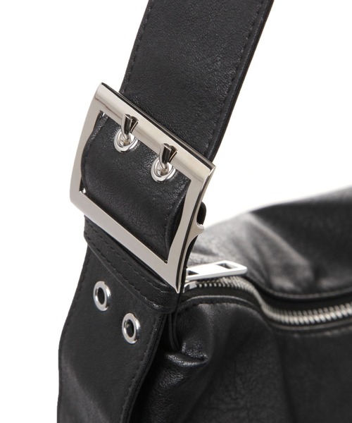 LAKOLE(ラコレ)の「ソフトハトメショルダーバッグ / 321083(ショルダーバッグ・レディース・オフホワイト/ブラック/ブラウン/ライトブラウン/キャメル・FREE)」の9枚目の写真