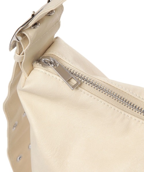 LAKOLE(ラコレ)の「ソフトハトメショルダーバッグ / 321083(ショルダーバッグ・レディース・オフホワイト/ブラック/ブラウン/ライトブラウン/キャメル・FREE)」の15枚目の写真