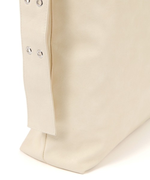 LAKOLE(ラコレ)の「ソフトハトメショルダーバッグ / 321083(ショルダーバッグ・レディース・オフホワイト/ブラック/ブラウン/ライトブラウン/キャメル・FREE)」の16枚目の写真