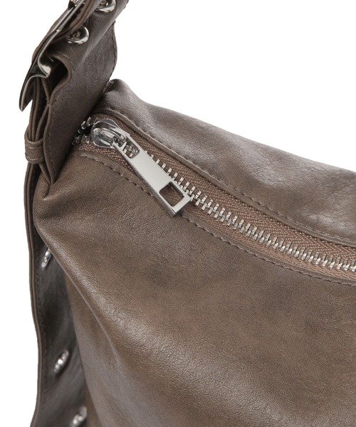 LAKOLE(ラコレ)の「ソフトハトメショルダーバッグ / 321083(ショルダーバッグ・レディース・オフホワイト/ブラック/ブラウン/ライトブラウン/キャメル・FREE)」の17枚目の写真