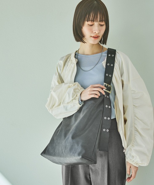 LAKOLE(ラコレ)の「ソフトハトメショルダーバッグ / 321083(ショルダーバッグ・レディース・オフホワイト/ブラック/ブラウン/ライトブラウン/キャメル・FREE)」の19枚目の写真