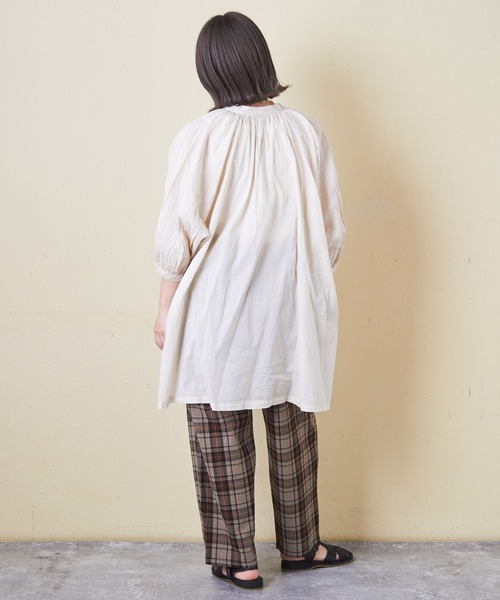 CUBE SUGAR（キューブシュガー）の「綿ボイルアシッドウォッシュギャザーチュニックシャツ（シャツ/ブラウス・レディース・グリーン/レッド/ブラック/グレー・M）」の7枚目の写真