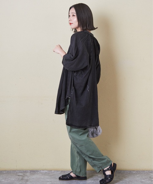 CUBE SUGAR（キューブシュガー）の「綿ボイルアシッドウォッシュギャザーチュニックシャツ（シャツ/ブラウス・レディース・グリーン/レッド/ブラック/グレー・M）」の13枚目の写真