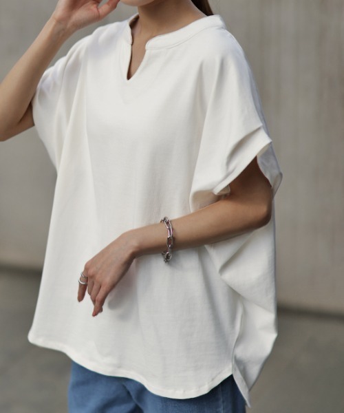 HUG.U(ハグユー)の「ゆる袖口タックTシャツ(Tシャツ/カットソー・レディース・ブラック/ホワイト/モスグリーン・FREE)」の1枚目の写真