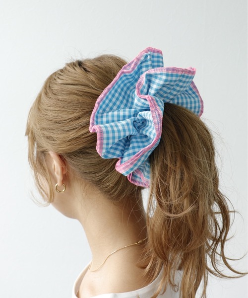 Three Four Time（ｽﾘｰﾌｫｰﾀｲﾑ）の「バイカラーギンガムボリュームシュシュ（シュシュ・レディース・ブルー/グリーン/ブラック・FREE）」の3枚目の写真