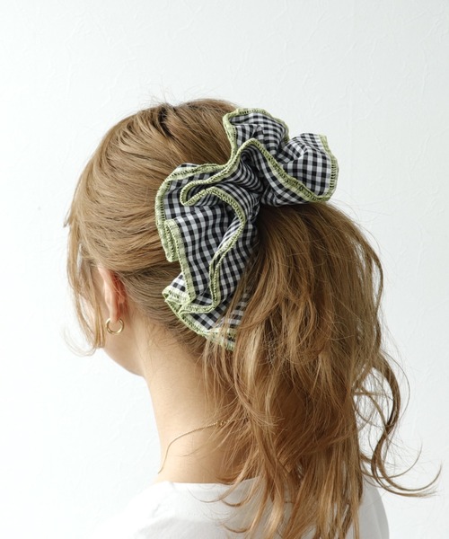 Three Four Time（ｽﾘｰﾌｫｰﾀｲﾑ）の「バイカラーギンガムボリュームシュシュ（シュシュ・レディース・ブルー/グリーン/ブラック・FREE）」の2枚目の写真