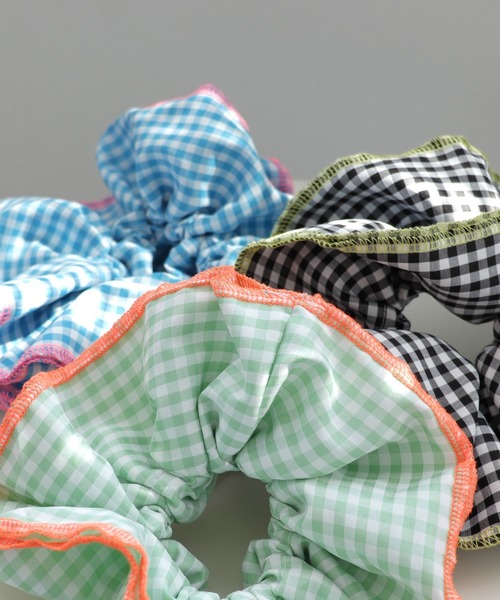 Three Four Time（ｽﾘｰﾌｫｰﾀｲﾑ）の「バイカラーギンガムボリュームシュシュ（シュシュ・レディース・ブルー/グリーン/ブラック・FREE）」の4枚目の写真