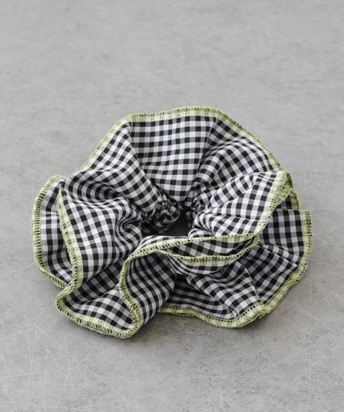 Three Four Time（ｽﾘｰﾌｫｰﾀｲﾑ）の「バイカラーギンガムボリュームシュシュ（シュシュ・レディース・ブルー/グリーン/ブラック・FREE）」の5枚目の写真