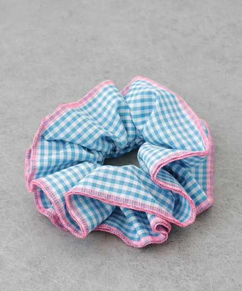 Three Four Time（ｽﾘｰﾌｫｰﾀｲﾑ）の「バイカラーギンガムボリュームシュシュ（シュシュ・レディース・ブルー/グリーン/ブラック・FREE）」の7枚目の写真