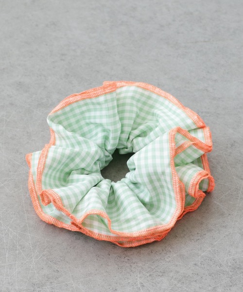 Three Four Time（ｽﾘｰﾌｫｰﾀｲﾑ）の「バイカラーギンガムボリュームシュシュ（シュシュ・レディース・ブルー/グリーン/ブラック・FREE）」の6枚目の写真