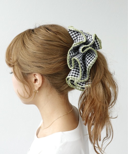 Three Four Time（ｽﾘｰﾌｫｰﾀｲﾑ）の「バイカラーギンガムボリュームシュシュ（シュシュ・レディース・ブルー/グリーン/ブラック・FREE）」の9枚目の写真