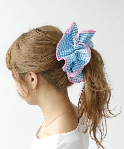 Three Four Time（ｽﾘｰﾌｫｰﾀｲﾑ）の「バイカラーギンガムボリュームシュシュ（シュシュ・レディース・ブルー/グリーン/ブラック・FREE）」の12枚目の写真