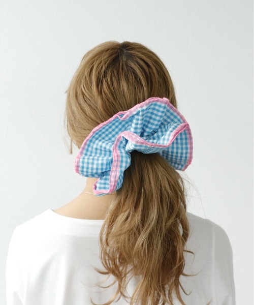 Three Four Time（ｽﾘｰﾌｫｰﾀｲﾑ）の「バイカラーギンガムボリュームシュシュ（シュシュ・レディース・ブルー/グリーン/ブラック・FREE）」の13枚目の写真