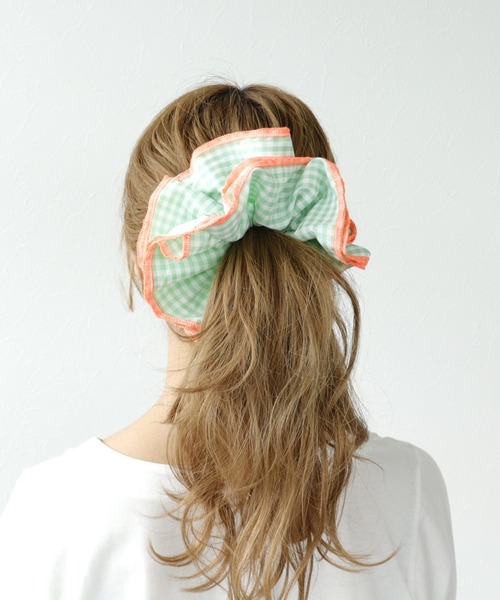 Three Four Time（ｽﾘｰﾌｫｰﾀｲﾑ）の「バイカラーギンガムボリュームシュシュ（シュシュ・レディース・ブルー/グリーン/ブラック・FREE）」の10枚目の写真