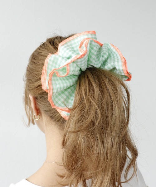 Three Four Time（ｽﾘｰﾌｫｰﾀｲﾑ）の「バイカラーギンガムボリュームシュシュ（シュシュ・レディース・ブルー/グリーン/ブラック・FREE）」の11枚目の写真