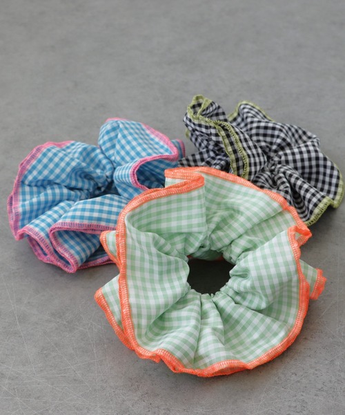 Three Four Time（ｽﾘｰﾌｫｰﾀｲﾑ）の「バイカラーギンガムボリュームシュシュ（シュシュ・レディース・ブルー/グリーン/ブラック・FREE）」の14枚目の写真