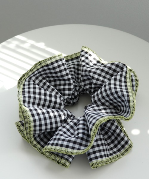 Three Four Time（ｽﾘｰﾌｫｰﾀｲﾑ）の「バイカラーギンガムボリュームシュシュ（シュシュ・レディース・ブルー/グリーン/ブラック・FREE）」の15枚目の写真