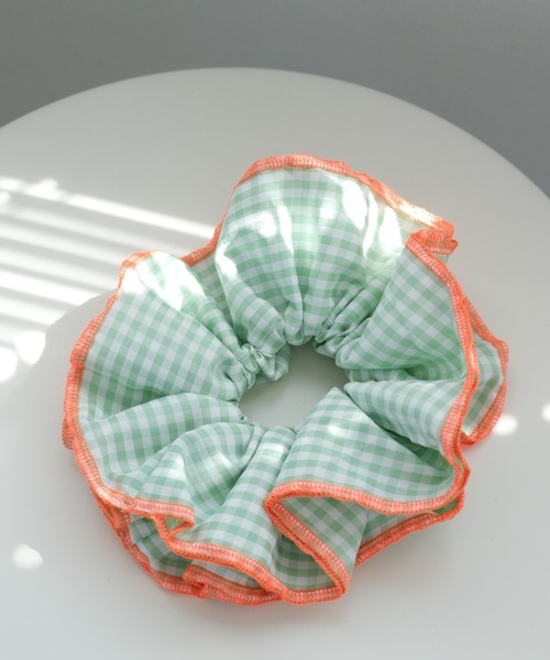 Three Four Time（ｽﾘｰﾌｫｰﾀｲﾑ）の「バイカラーギンガムボリュームシュシュ（シュシュ・レディース・ブルー/グリーン/ブラック・FREE）」の16枚目の写真